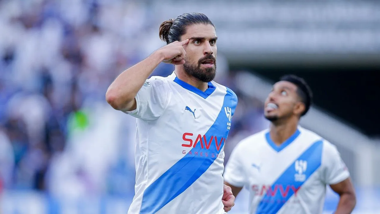 أرسنال يحاول خطف لاعب الهلال السعودي "روبن نيفيز"