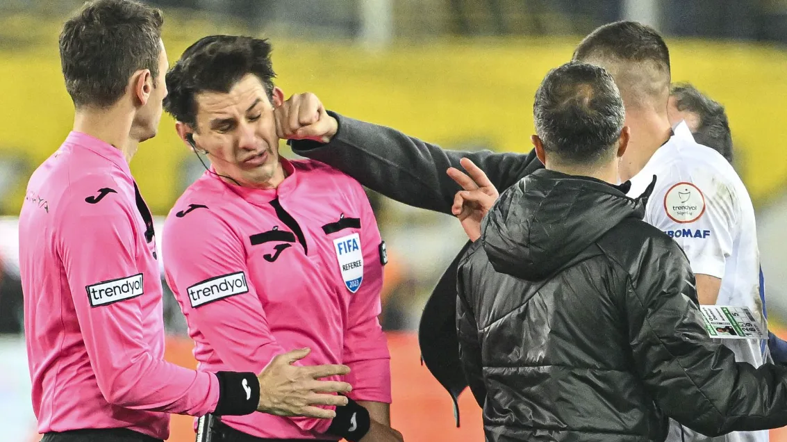 تعليق الدوري التركي بعد حادثة الاعتداء على حكم