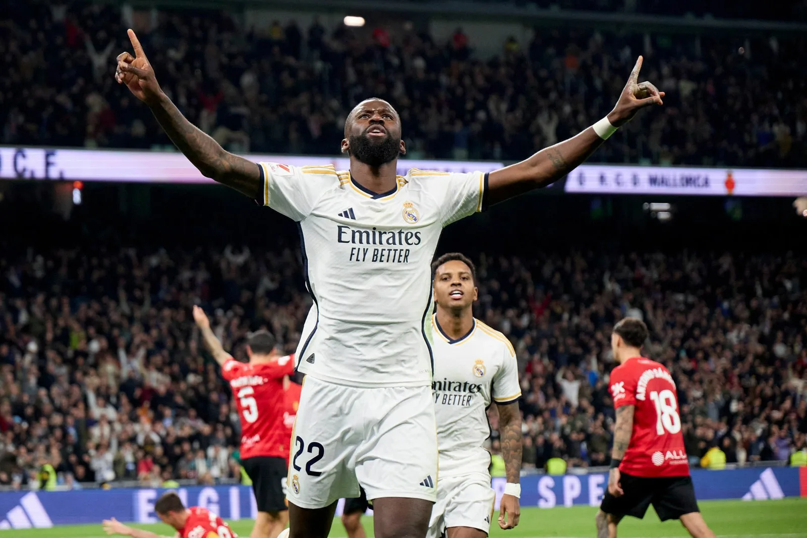 ريال مدريد يحافظ على صدارته بفوزه الصعب على مايوركا