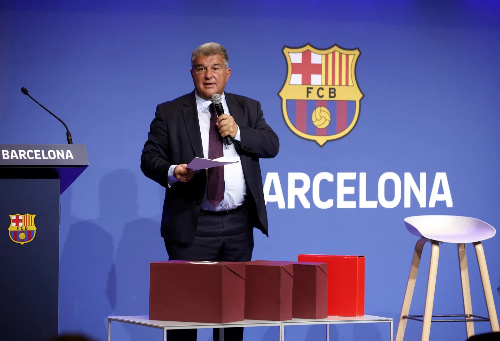 رئيس برشلونة يفتح النار على ريال مدريد بسبب الحكام