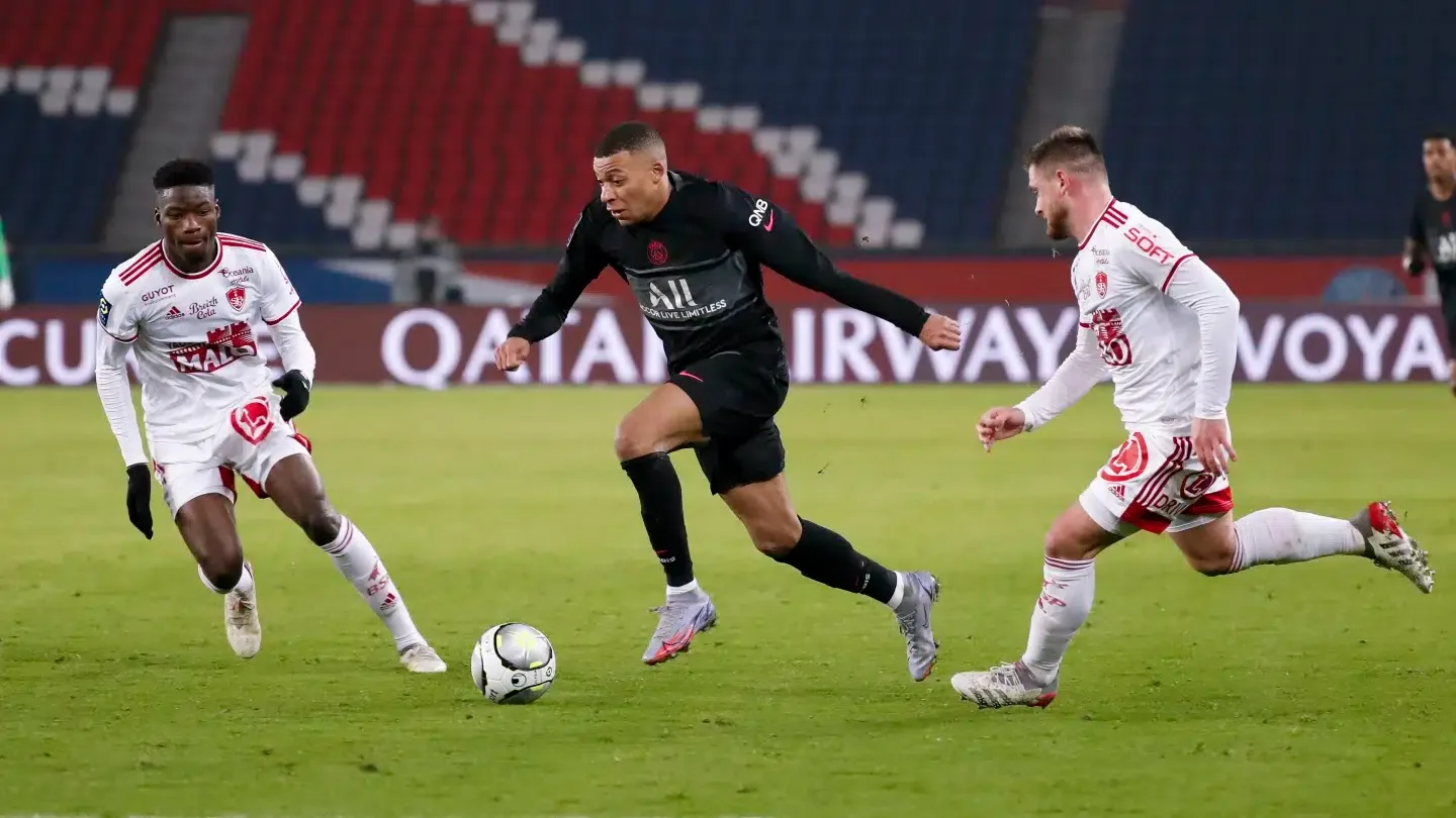 باريس سان جيرمان يتعادل 2-2 مع بريست في الدوري الفرنسي