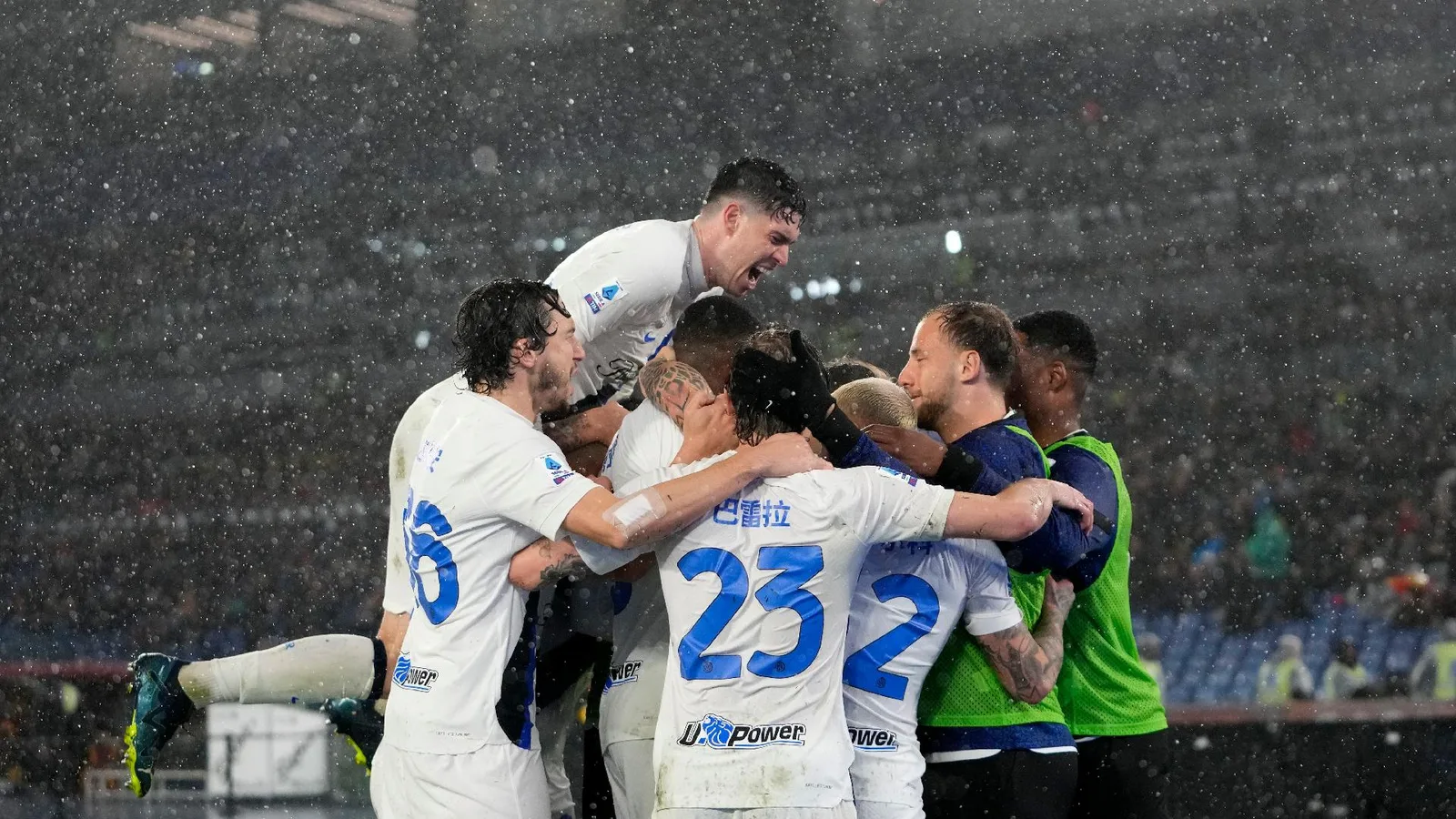 إنتر ميلان يعود بفوز مثير من ملعب روما ويعزز صدارته للدوري الإيطالي
