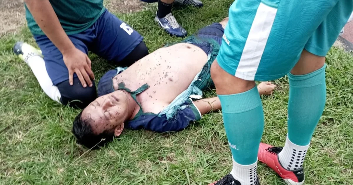 شاهد : وفاة لاعب اندونيسي بعد أن ضربته صاعقة أثناء وجوده في الملعب أثناء مباراة ودية