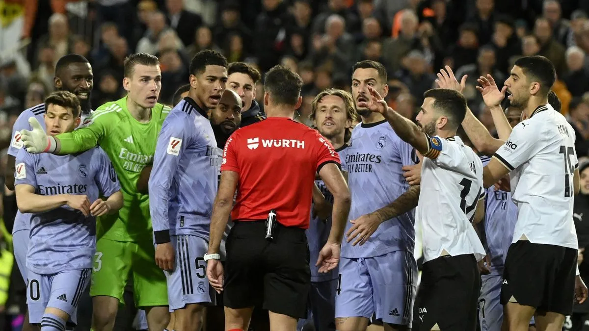 ريال مدريد يتعادل مع فالنسيا في مباراة مثيرة تحكيميا بالدوري الإسباني