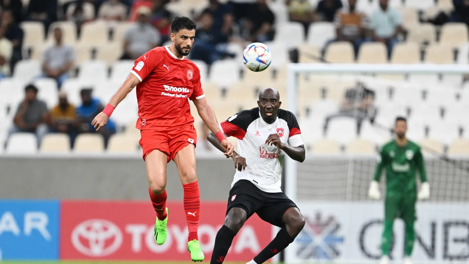 شاهد ... عمر السومة يتعرض لإصابة قوية بالدوري القطري