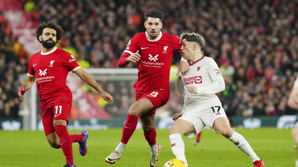 مانشستر يونايتد يوقف ليفربول ويهدي الصدارة إلى أرسنال