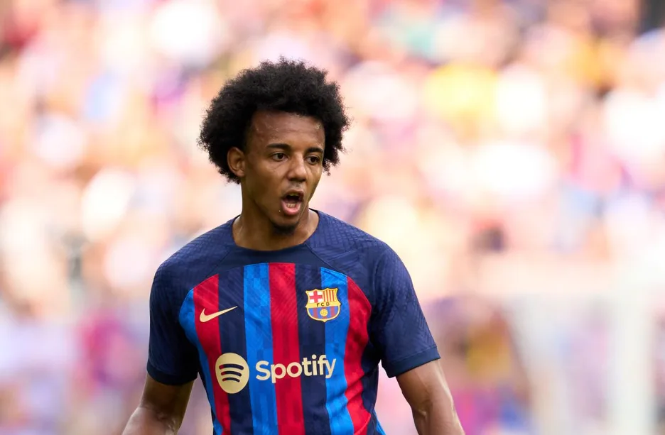اتحاد جدة يخطط للتعاقد مع كوندي مدافع برشلونة