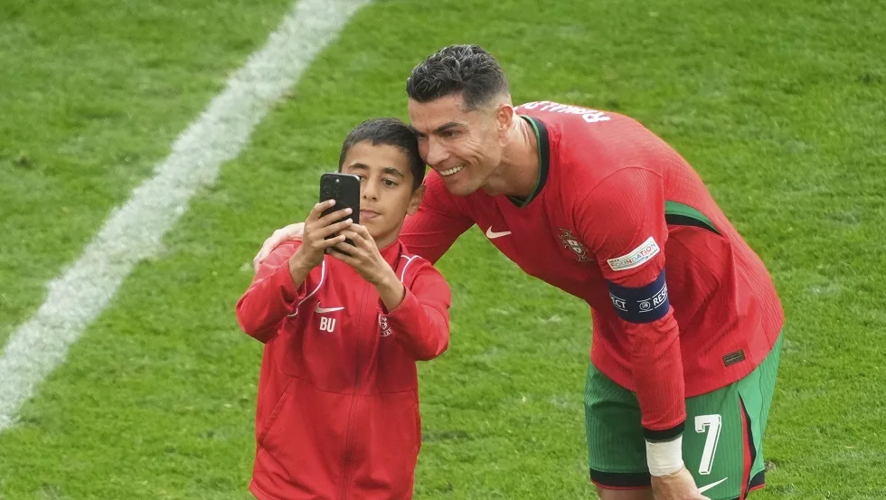فيديو: طفل يقتحم مباراة البرتغال وتركيا لمصافحة رونالدو