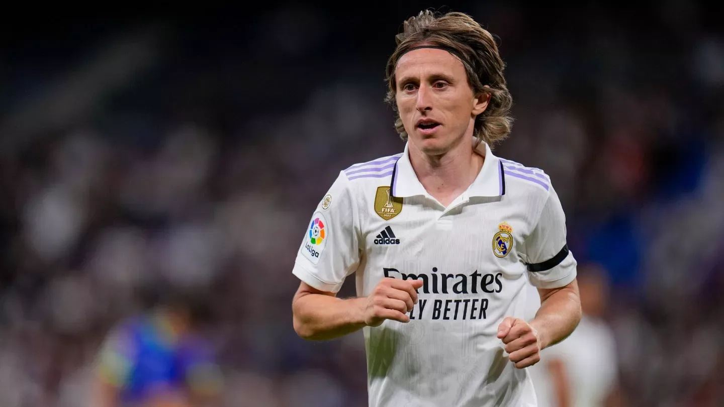 رسمياً ... مودريتش يمدد عقده مع ريال مدريد