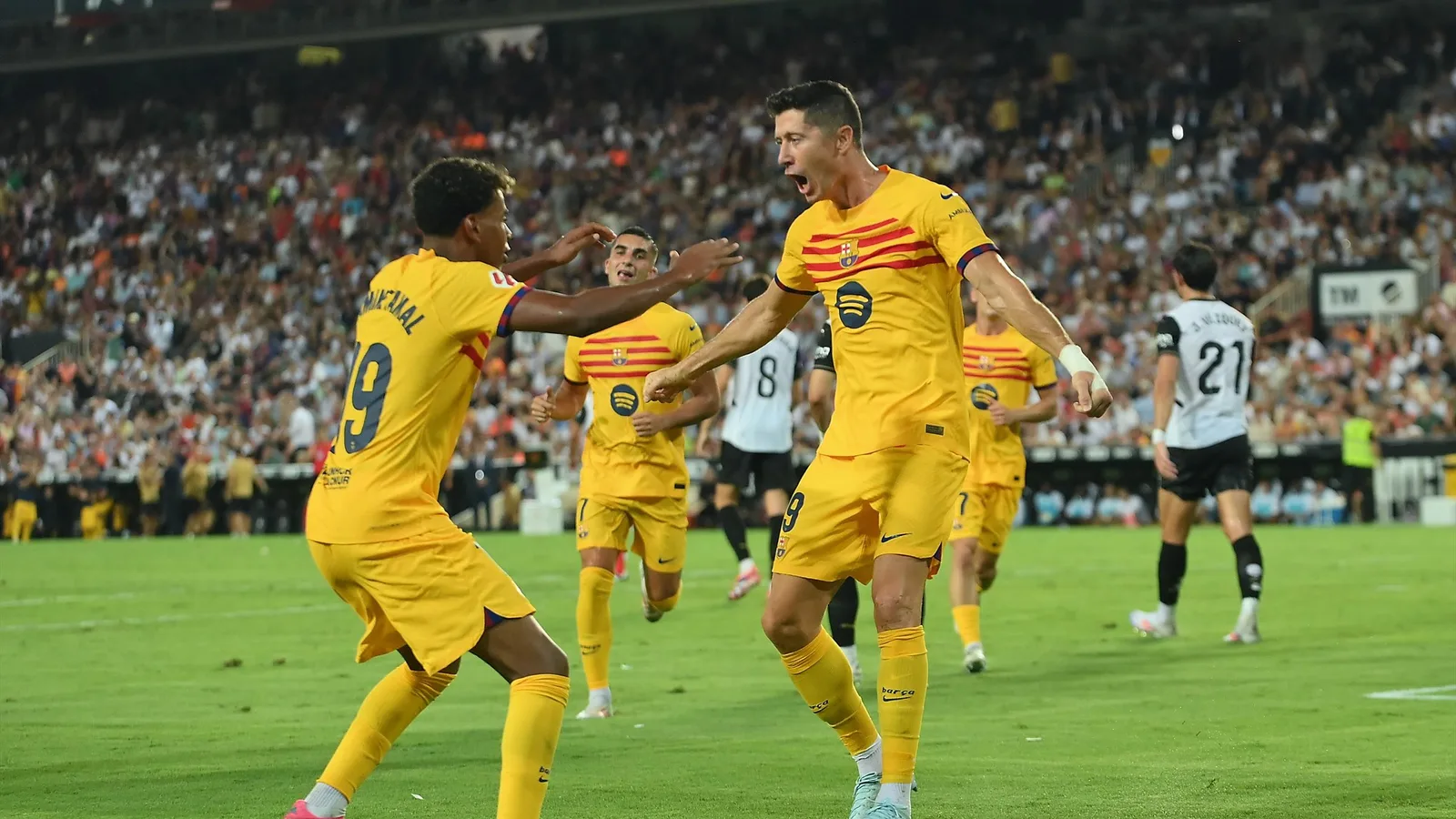 برشلونة يهزم فالنسيا 2-1 في الجولة الأولى بالدوري الإسباني
