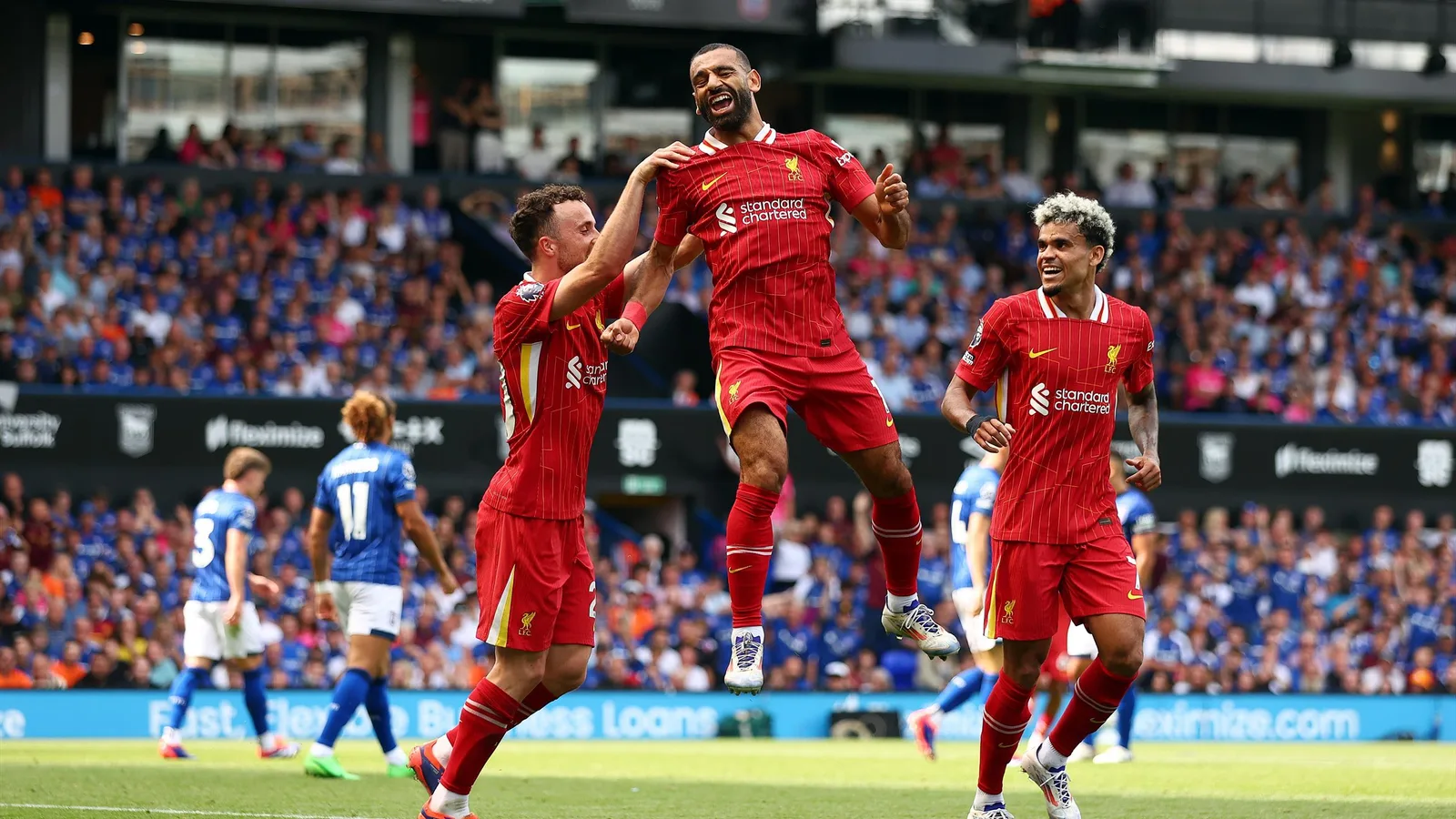 ليفربول يهزم إيبسويتش تاون بثنائية في انطلاقة الدوري الإنجليزي