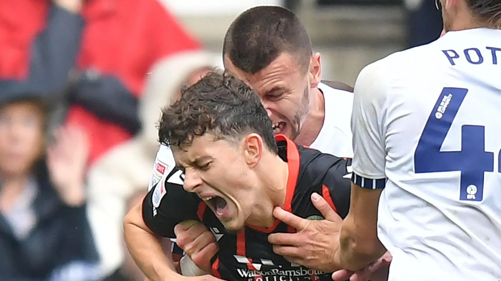 بالفيديو.. لاعب "يعض" منافسه في إنجلترا
