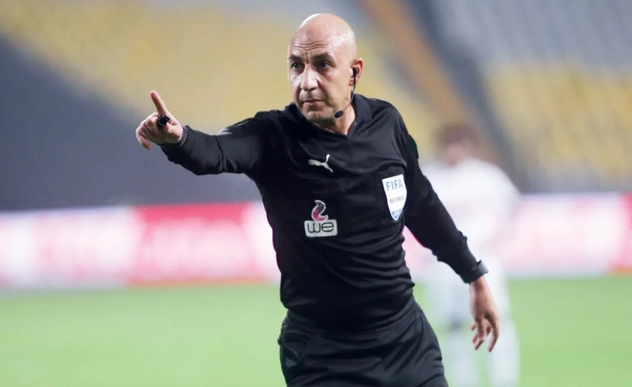 الحكم المصري محمد عادل في قلب العاصفة