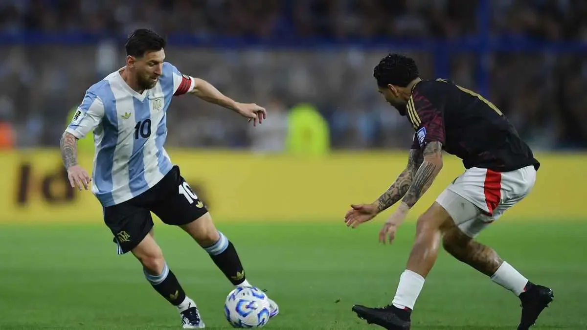الأرجنتين تهزم بيرو في تصفيات كأس العالم