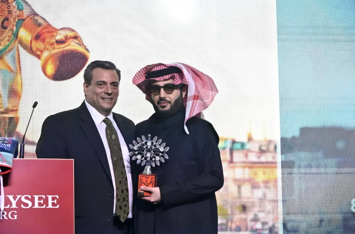 تركي آل الشيخ يتوج بجائزة "رجل العام" من المجلس العالمي للملاكمة