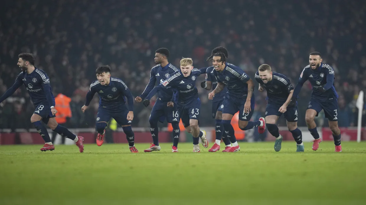مانشستر يونايتد بعشرة لاعبين يطيح بأرسنال خارج كأس الاتحاد الإنجليزي