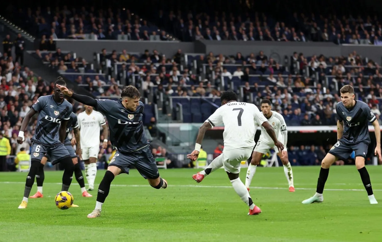 ريال مدريد يهزم فاليكانو بثنائية في الدوري الإسباني