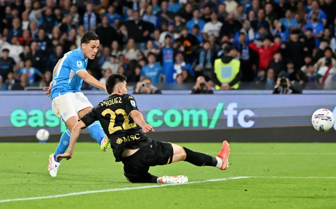 نابولي يتعادل مع جنوى ويشعل المنافسة على الدوري الإيطالي