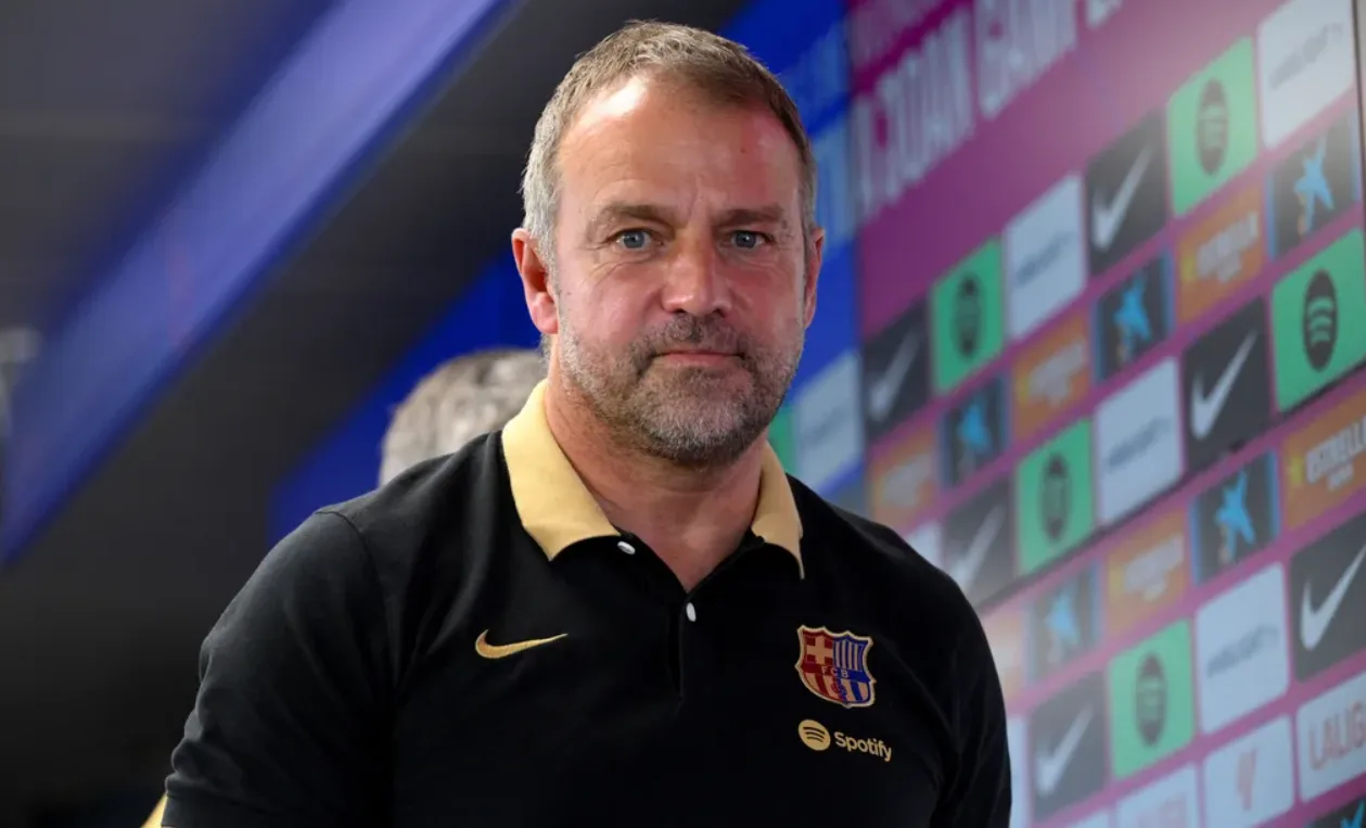 برشلونة يعلن تمديد عقد هانز فليك حتى عام 2027