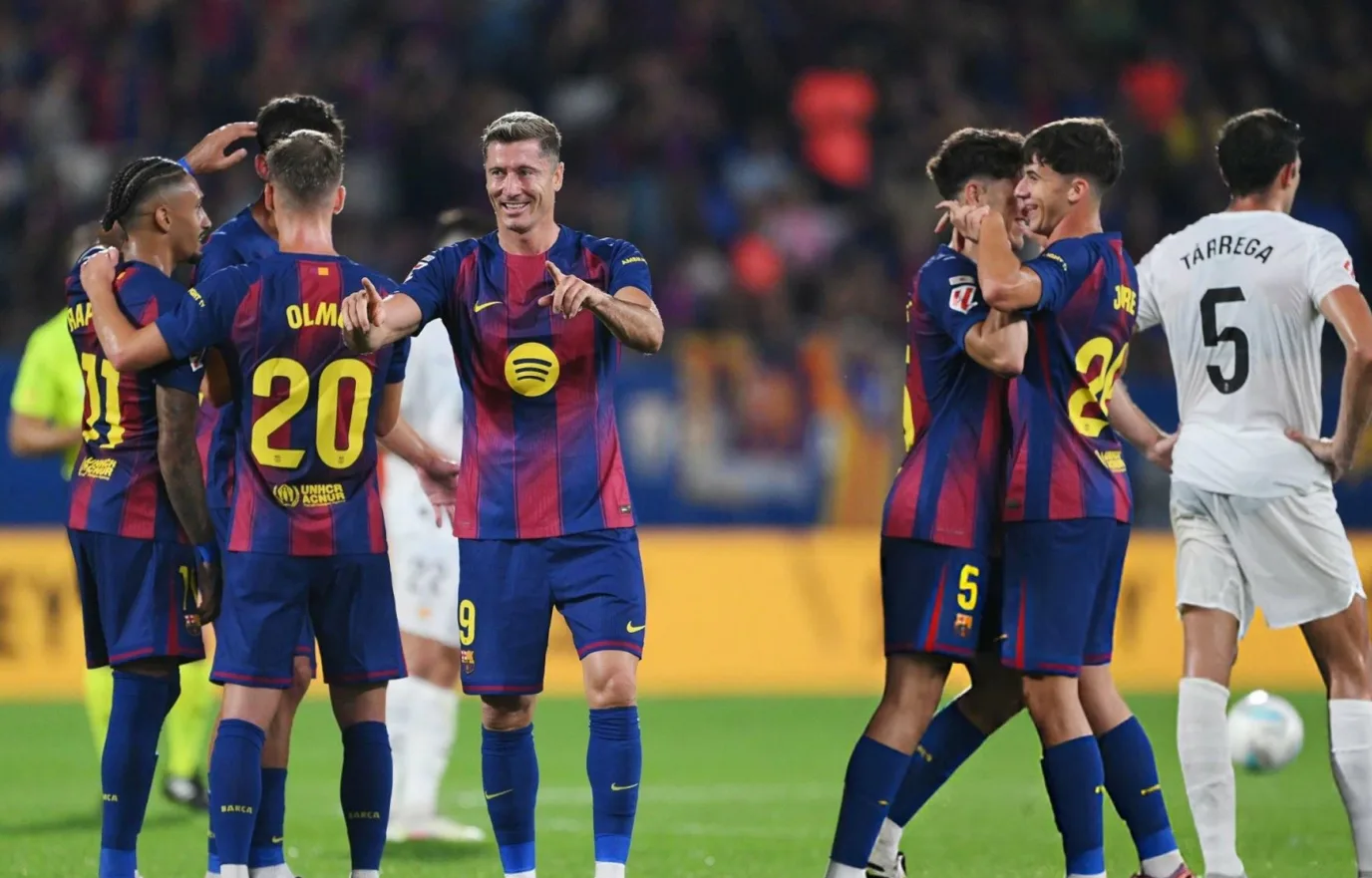 برشلونة يسحق فالنسيا بسداسية في الدوري الإسباني