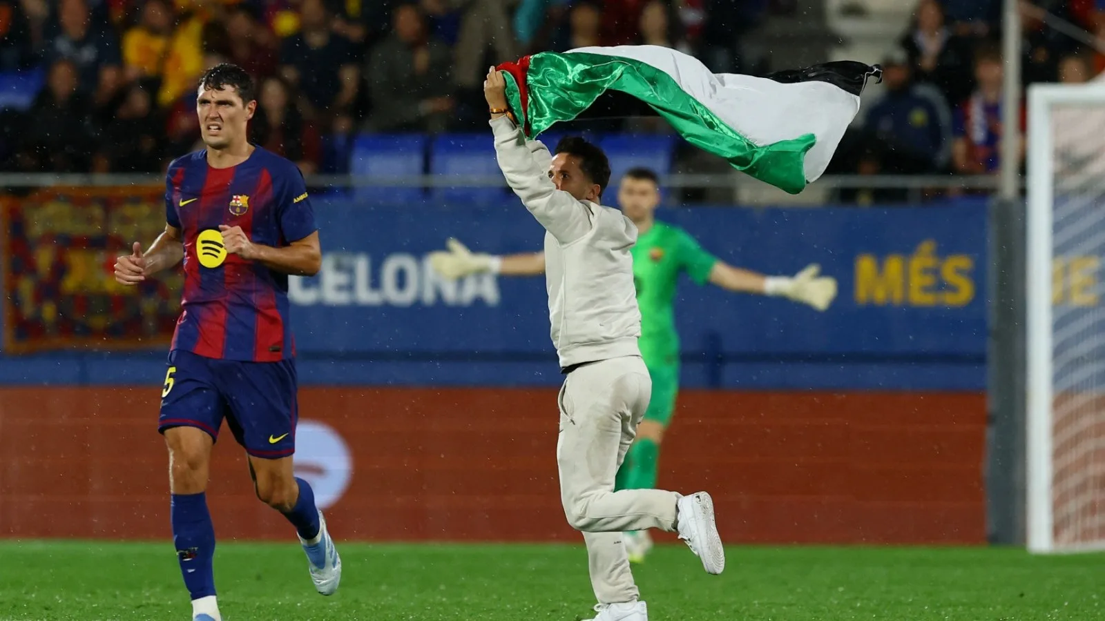 مشجع يقتحم ملعب برشلونة بعلم فلسطين
