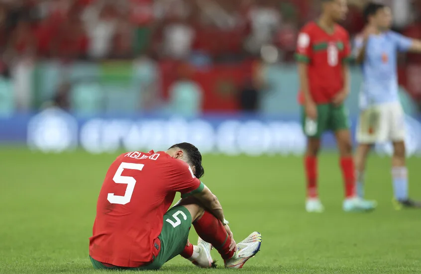 شاهد .. نايف أكرد يتعرض لاعتداء مفاجئ في مطار مارسيليا