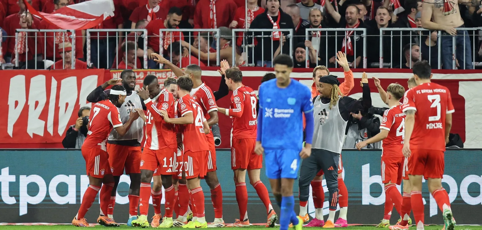 بايرن ميونخ يجتاز عقبة ليفركوزن بثلاثية في الدوري الألماني