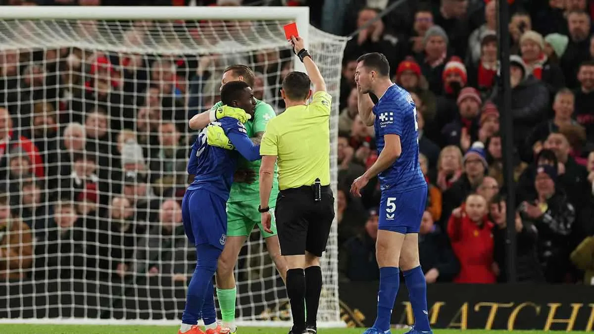 فيديو: طرد لاعب لاشتباكه مع زميله