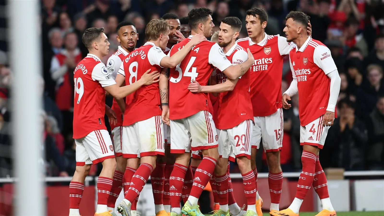 آرسنال يفوز على برايتون ويتصدر الدوري الإنجليزي لكرة القدم