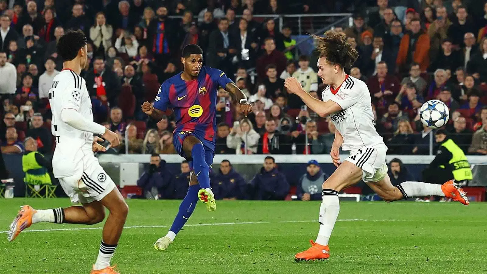 نيوكاسل يتألق بثلاثية أمام آيندهوفن في دوري أبطال أوروبا