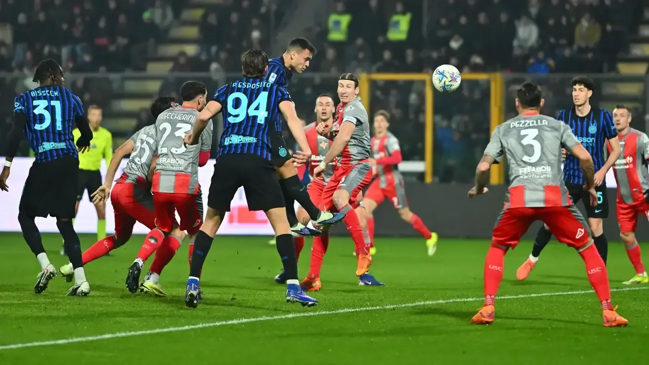 إنتر ميلان يعزز صدارته للدوري بثنائية أمام كريمونيزي