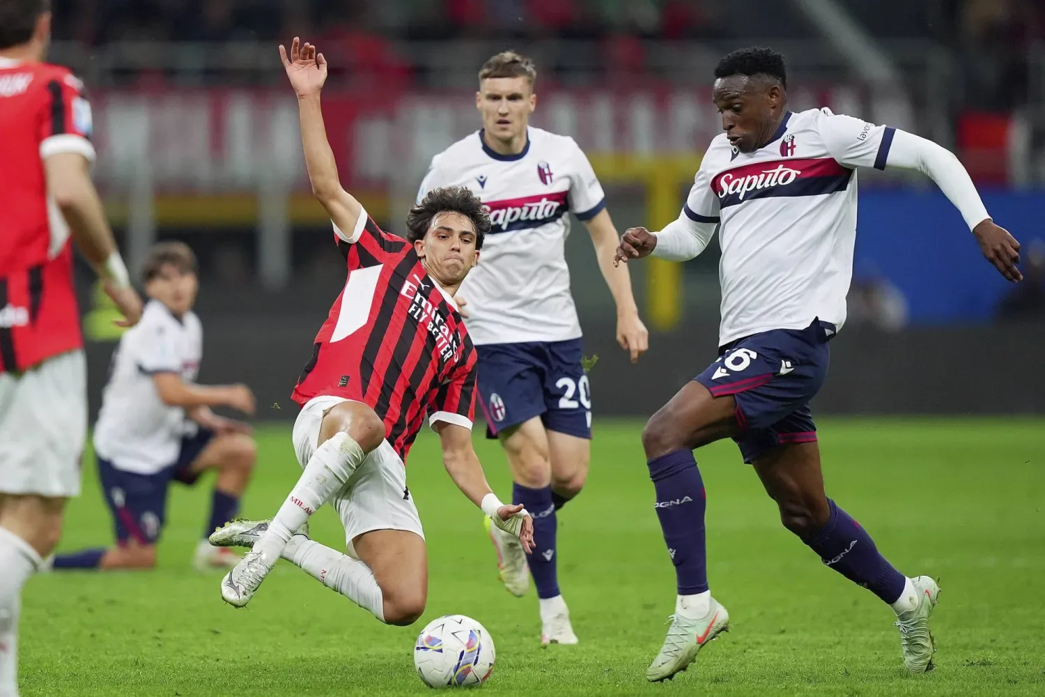 ميلان يهزم بولونيا ويواصل مطاردة الإنتر في الدوري الإيطالي