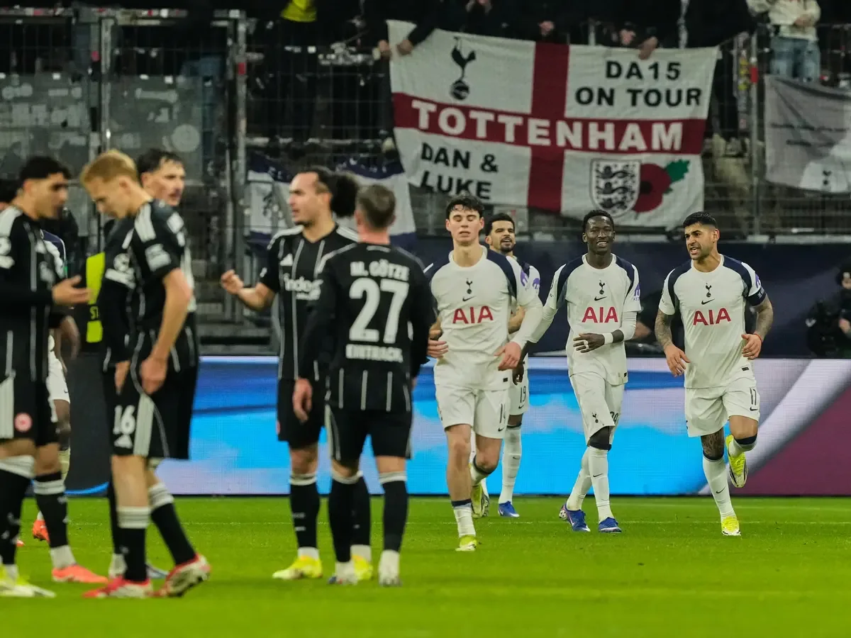 يويفا يغرم توتنهام 30 ألف يورو بسبب سلوك عنصري لجماهيره