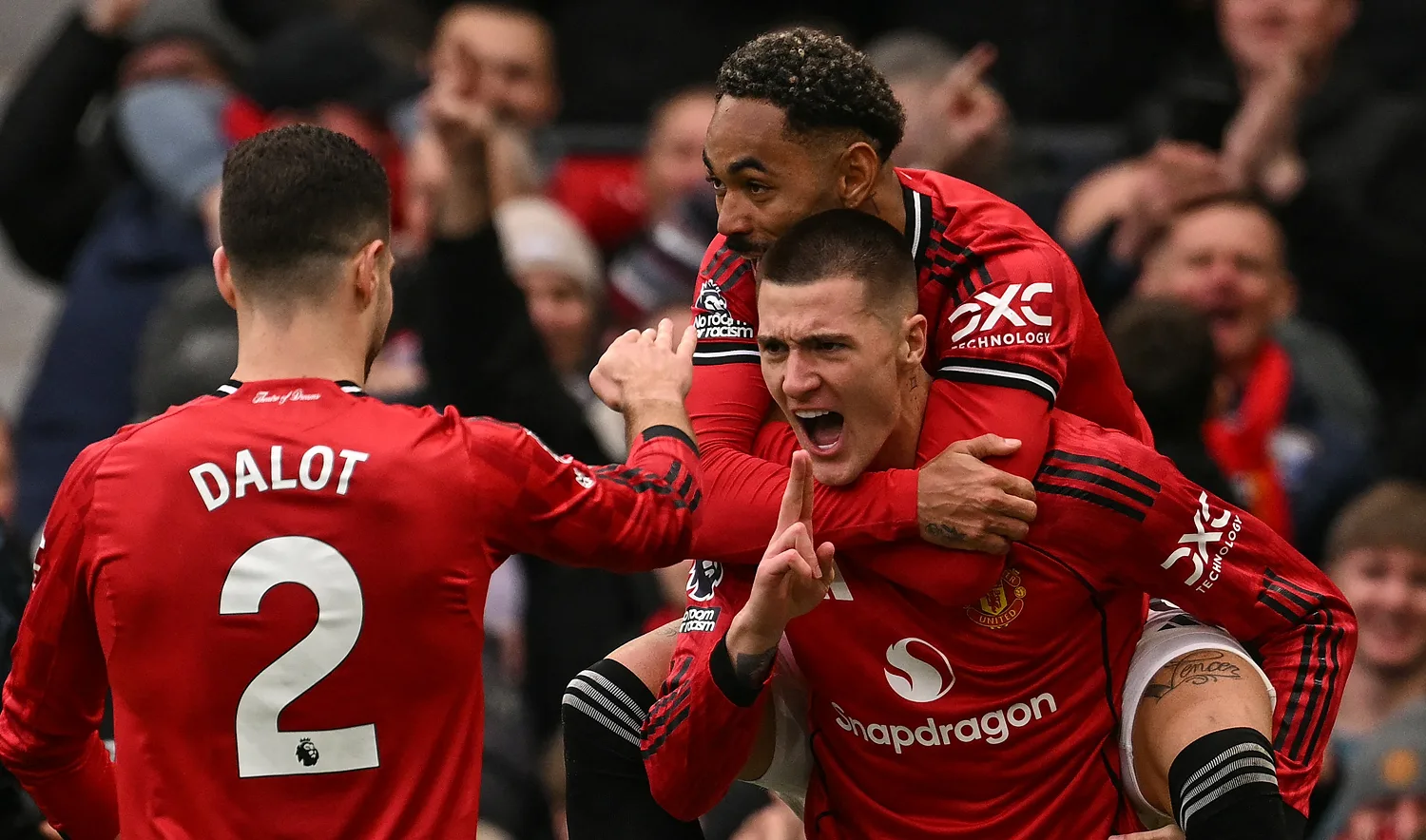 مانشستر يونايتد يعزز مركزه الثالث في الدوري الإنجليزي بفوزه على أستون فيلا