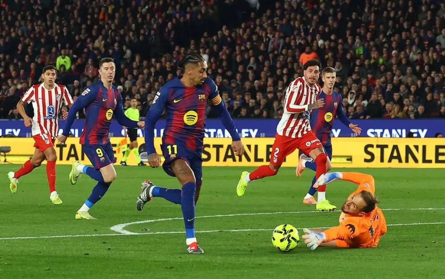 برشلونة يستضيف أتلتيكو مدريد في ديربي إسباني ناري بربع نهائي دوري الأبطال