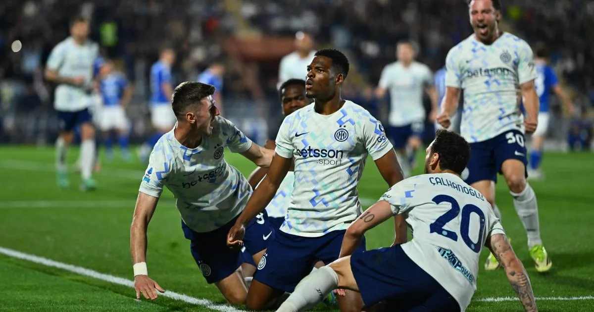 إنتر يقلب الطاولة على كومو ويقترب من حسم لقب الدوري الإيطالي