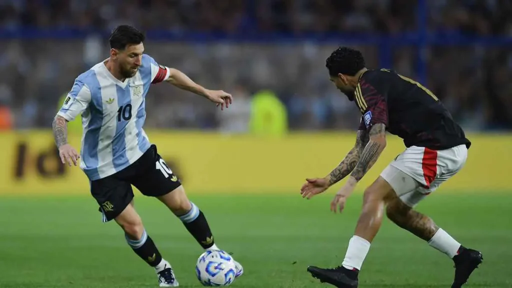 الأرجنتين تهزم بيرو في تصفيات كأس العالم