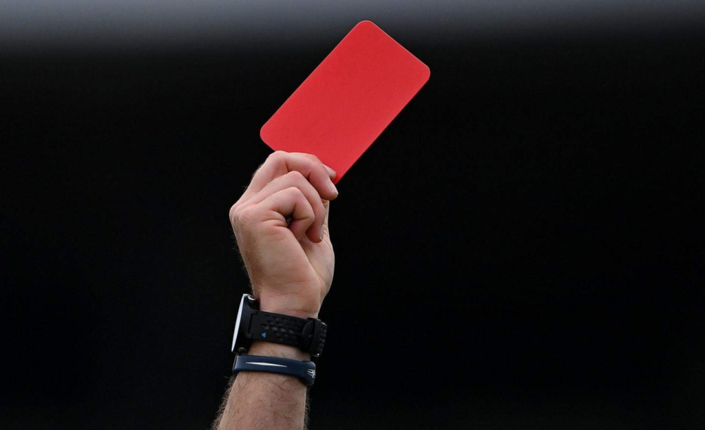 أكثر 10 لاعبين حصولا على البطاقة الحمراء في تاريخ كرة القدم بطاقة حمراء