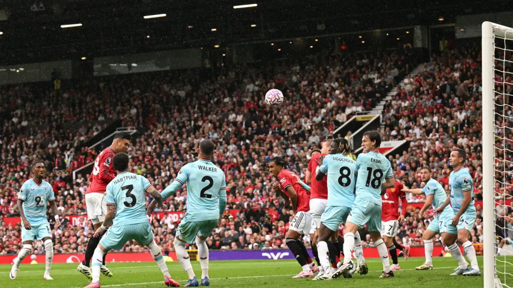 مانشستر يونايتد يهزم بيرنلي 3-2 في الدوري الانجليزي