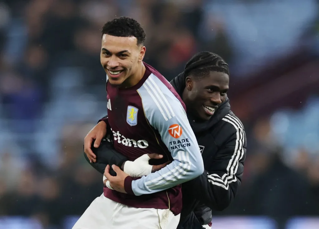 مورغان روجرز يقود أستون فيلا لفوز مثير على مانشستر يونايتد