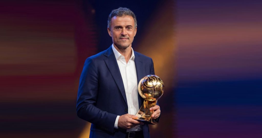 إنريكي يفوز بجائزة أفضل مدرب في العالم بحفل غلوب سوكر