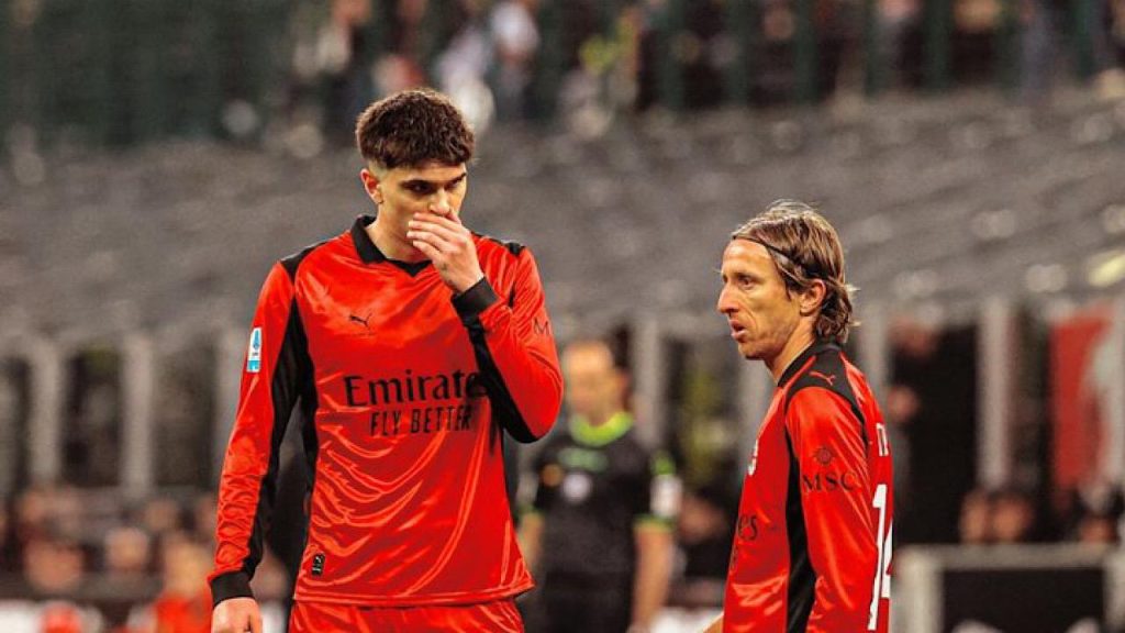 بارما يهزم ميلان في سان سيرو ويبعده عن صدارة الدوري الإيطالي