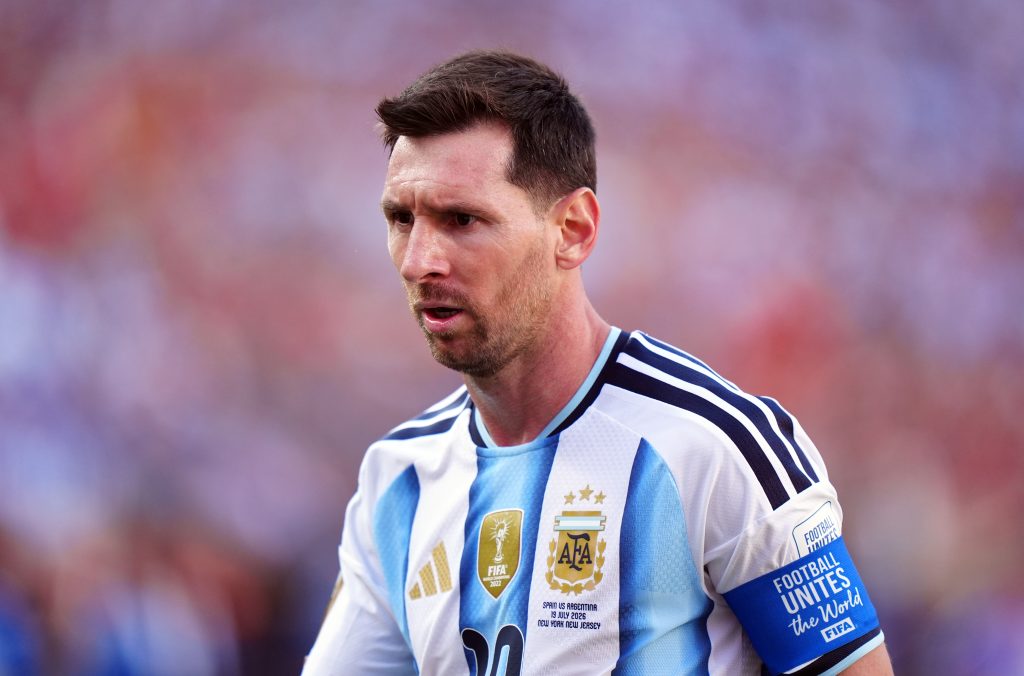 ميسي يتبرع لإسبانيا بـ80 ألف يورو